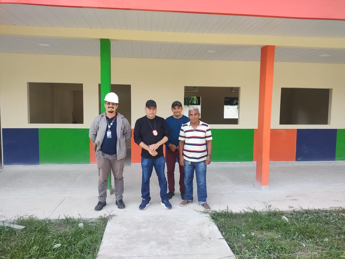 Hetyelson da Pesca acompanha técnicos da Amazonas energia para verificar instalações elétricas nas escolas municipais