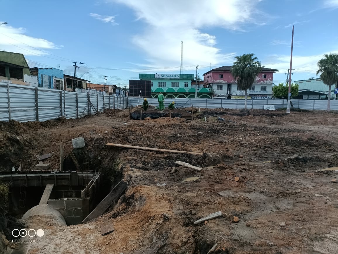 Zé Ivan fiscaliza andamento da obra da Praça da Bandeira